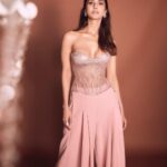 Vaani Kapoor Instagram - Watching the world with my own unique 🫧