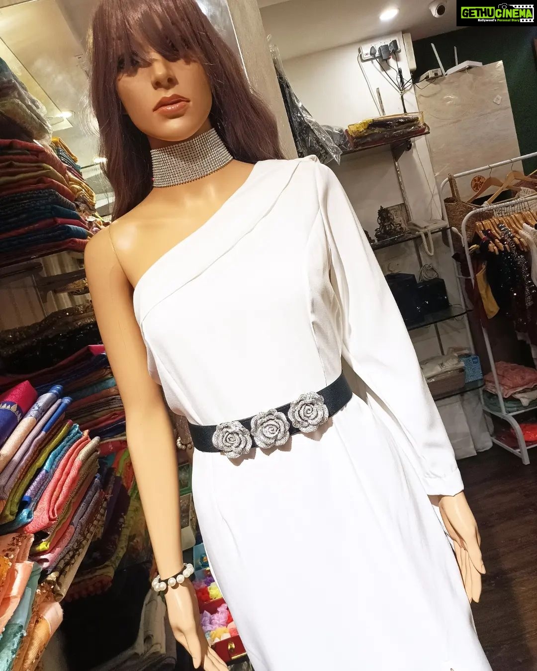 Vanitha Vijayakumar Instagram - One shoulder princess line trumpet gown with a chic slit is perfect for dancing the night away๐๐ปBuy this gown in just 999/-๐๐ปโโ๏ธ Offer is going on hurry up ladies๐๐ #vanithavijaykumarstyling #outfitoftheday #outfit #outfits #women #womensfashion #girl #girls #style #styling #stylist #fashion #ootd #picoftheday #pictureoftheday #dress #accessories #makeover #onlineshopping #onlineshop #boutique #boutiqueshopping #boutiquefashion Khader Nawaz Khan Road