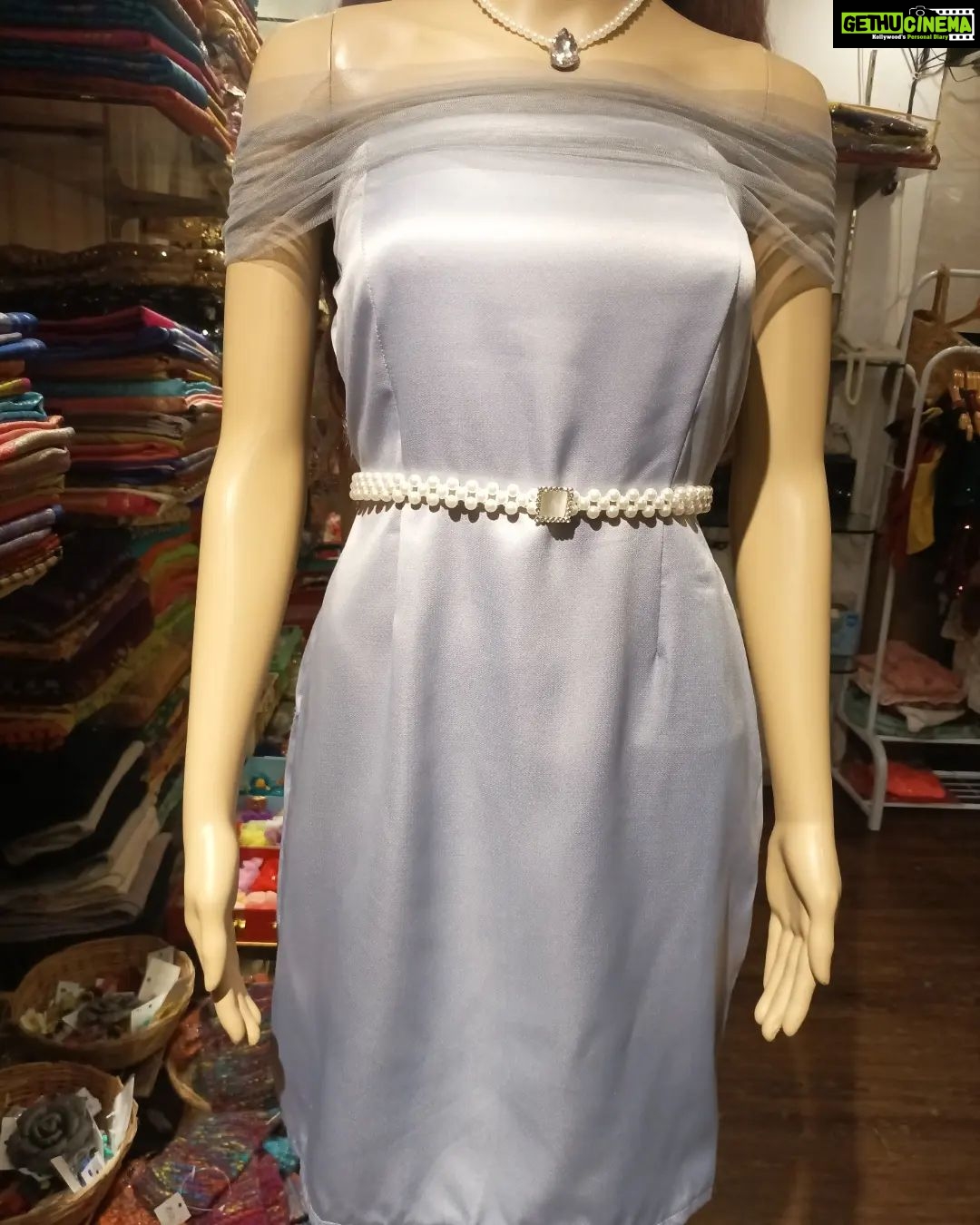 Vanitha Vijayakumar Instagram - Netted off shoulder self design cocktail dress💃🏻 Make it your moment to shine in this lavishly cocktail dress 💫 swipe left to see the available colors🎨🤳 #vanithavijaykumarstyling #outfitoftheday #outfit #outfits #women #womensfashion #girl #girls #style #styling #stylist #fashion #ootd #picoftheday #pictureoftheday #dress #accessories #makeover #onlineshopping #onlineshop #boutique #boutiqueshopping #boutiquefashion Khader Nawaz Khan Road