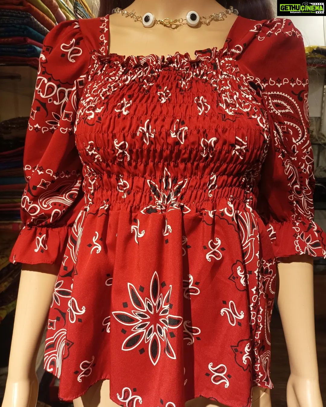 Vanitha Vijayakumar Instagram - Allover print square neck puff sleeve shirred top👕 Swipe left to see the available colors🎨 🤳 Buy this top in just 999/-💁🏻♀️ Offer is going on hurry up ladies🛒🛍 #vanithavijaykumarstyling #outfitoftheday #outfit #outfits #women #womensfashion #girl #girls #style #styling #stylist #fashion #ootd #picoftheday #pictureoftheday #dress #accessories #makeover #onlineshopping #onlineshop #boutique #boutiqueshopping #boutiquefashion Khader Nawaz Khan Road