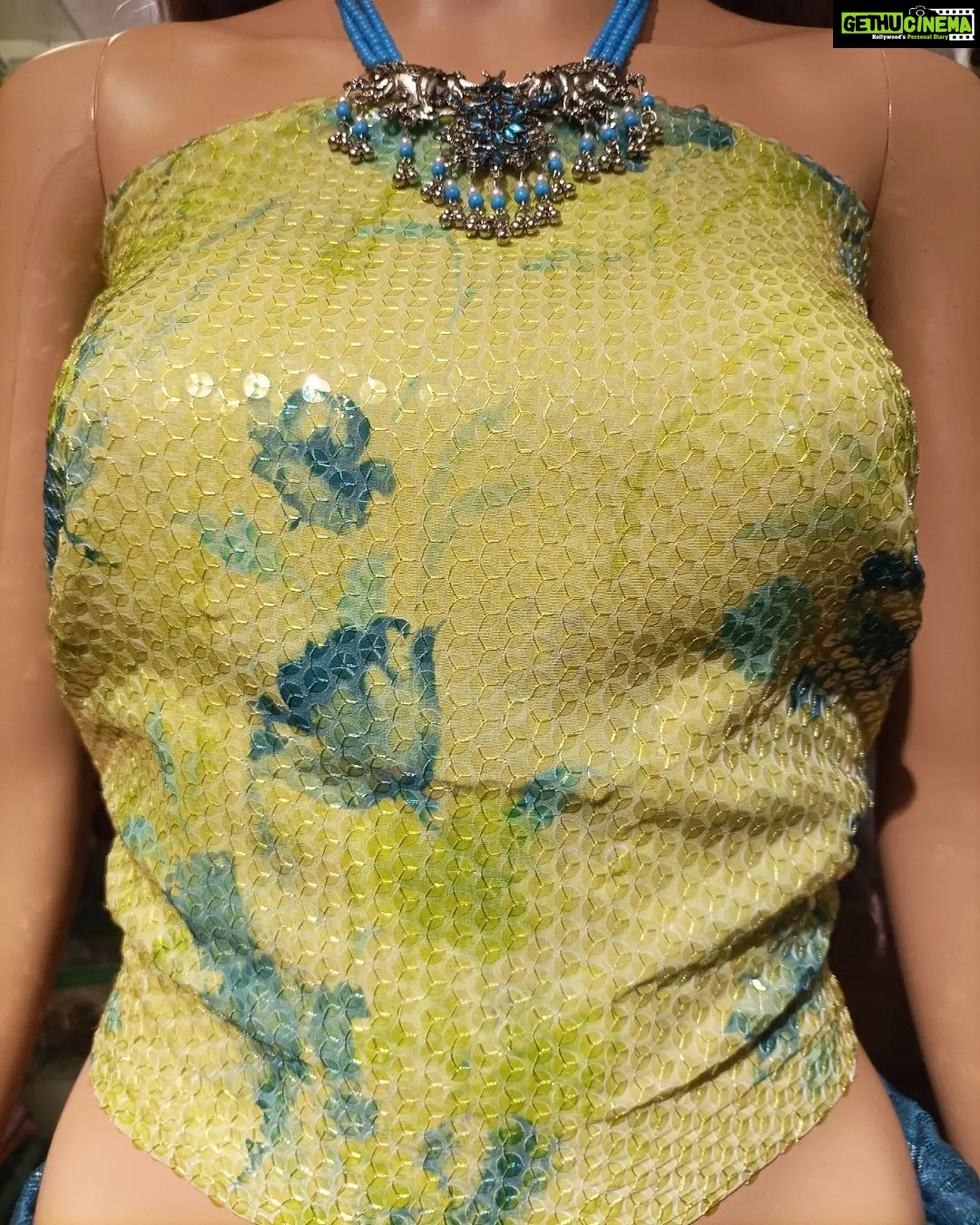 Vanitha Vijayakumar Instagram - Sequin blouse materials to mix & match with your sarees✨🥻 Dm for price & details📩 #vanithavijaykumarstyling #outfitoftheday #outfit #outfits #women #womensfashion #girl #girls #style #styling #stylist #fashion #ootd #picoftheday #pictureoftheday #dress #accessories #makeover #onlineshopping #onlineshop #boutique #boutiqueshopping #boutiquefashion Khader Nawaz Khan Road