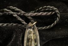 Vanitha Vijayakumar Instagram - Ancient Buddhist protection pendant🎎 Dm for price & details 📩#vanithavijaykumarstyling #outfitoftheday #outfit #outfits #women #womensfashion #girl #girls #style #goodluck #jewellery #fashion #auspiciousjewellery #picoftheday #pictureoftheday #fengushui #accessories #chinese #symbols #chinesesymbols #makeover #onlineshopping #onlineshop Khader Nawaz Khan Road