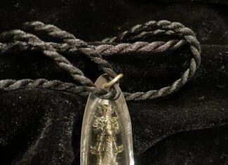 Vanitha Vijayakumar Instagram - Ancient Buddhist protection pendant🎎 Dm for price & details 📩#vanithavijaykumarstyling #outfitoftheday #outfit #outfits #women #womensfashion #girl #girls #style #goodluck #jewellery #fashion #auspiciousjewellery #picoftheday #pictureoftheday #fengushui #accessories #chinese #symbols #chinesesymbols #makeover #onlineshopping #onlineshop Khader Nawaz Khan Road