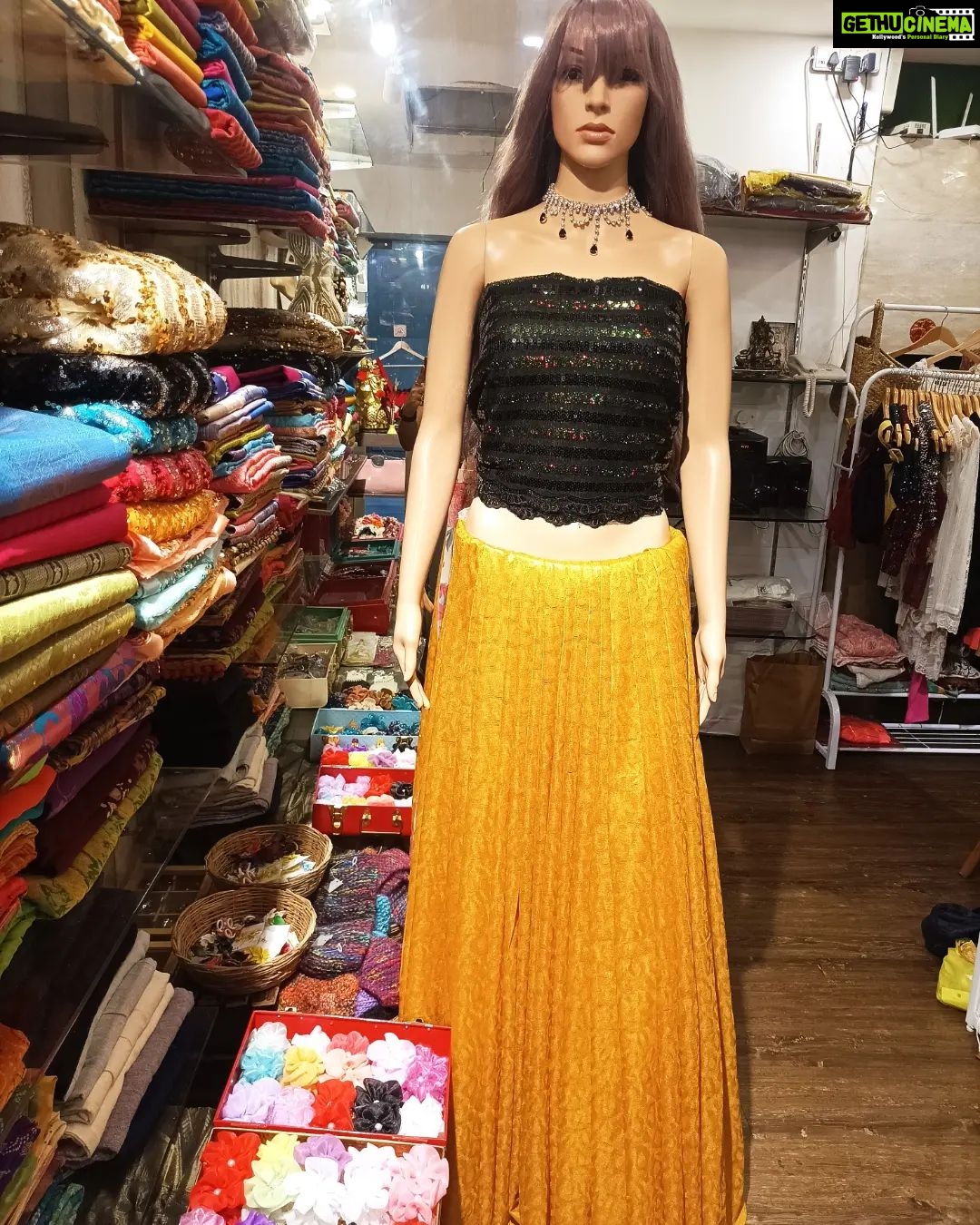 Vanitha Vijayakumar Instagram - Sequin blouse materials to mix & match with your sarees✨🥻 Dm for price & details📩 #vanithavijaykumarstyling #outfitoftheday #outfit #outfits #women #womensfashion #girl #girls #style #styling #stylist #fashion #ootd #picoftheday #pictureoftheday #dress #accessories #makeover #onlineshopping #onlineshop #boutique #boutiqueshopping #boutiquefashion Khader Nawaz Khan Road