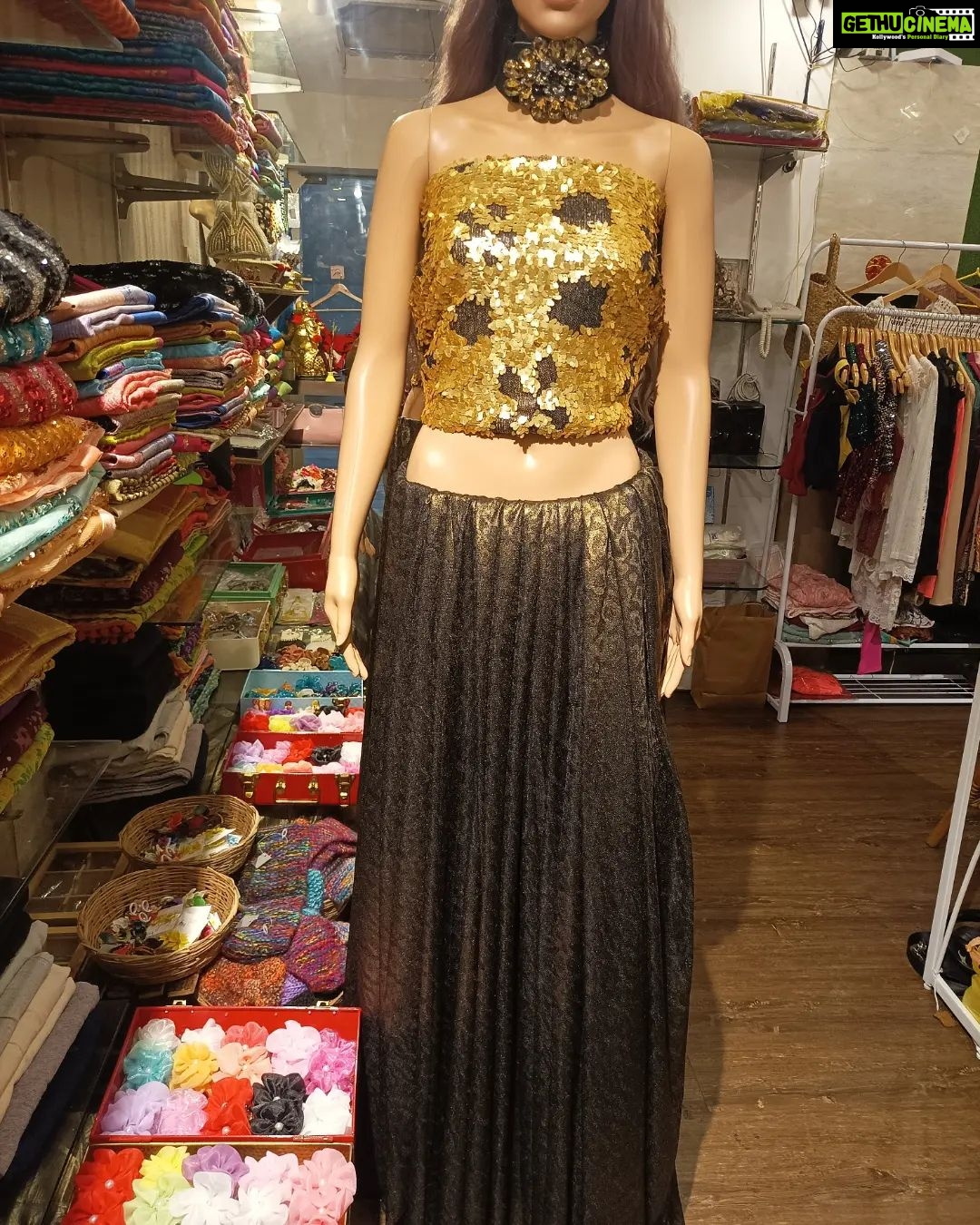 Vanitha Vijayakumar Instagram - Sequin blouse materials to mix & match with your sarees✨🥻 Dm for price & details📩 #vanithavijaykumarstyling #outfitoftheday #outfit #outfits #women #womensfashion #girl #girls #style #styling #stylist #fashion #ootd #picoftheday #pictureoftheday #dress #accessories #makeover #onlineshopping #onlineshop #boutique #boutiqueshopping #boutiquefashion Khader Nawaz Khan Road