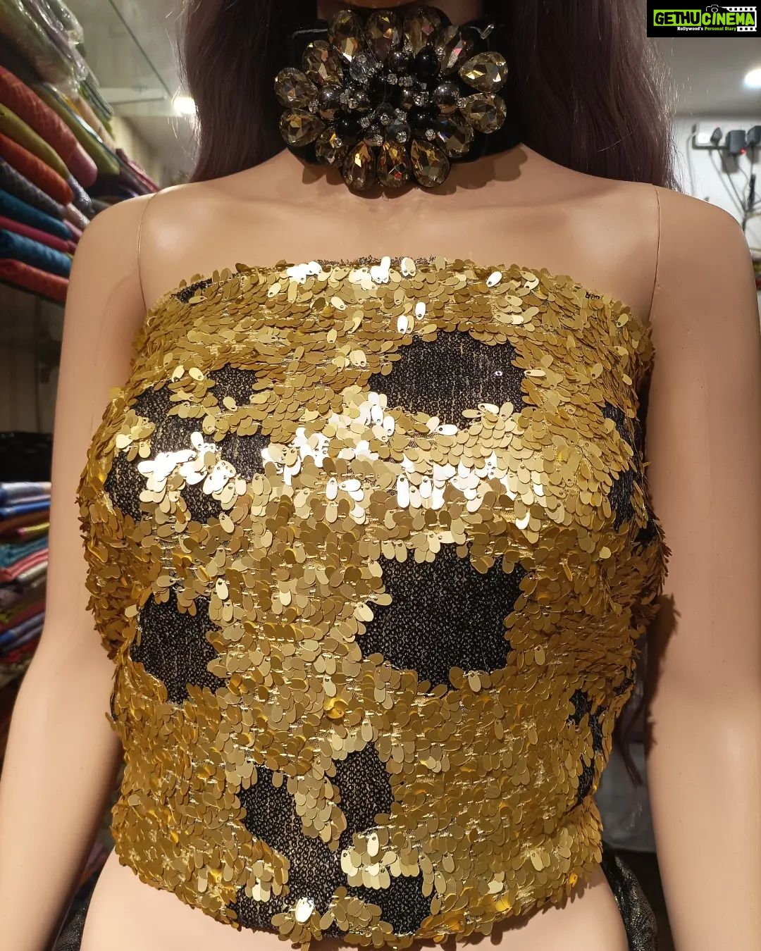 Vanitha Vijayakumar Instagram - Sequin blouse materials to mix & match with your sarees✨🥻 Dm for price & details📩 #vanithavijaykumarstyling #outfitoftheday #outfit #outfits #women #womensfashion #girl #girls #style #styling #stylist #fashion #ootd #picoftheday #pictureoftheday #dress #accessories #makeover #onlineshopping #onlineshop #boutique #boutiqueshopping #boutiquefashion Khader Nawaz Khan Road