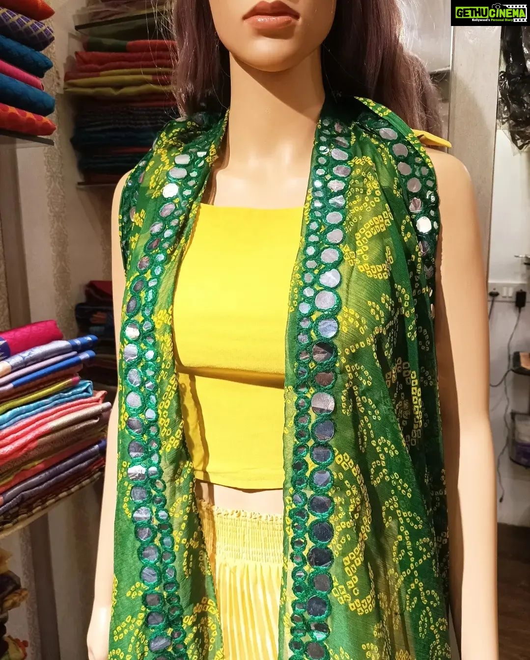 Vanitha Vijayakumar Instagram - Bandhini print with mirror worked dupatta🍋 Dm for price & details📩#vanithavijaykumarstyling #outfitoftheday #outfit #outfits #women #womensfashion #girl #girls #style #styling #stylist #fashion #ootd #picoftheday #pictureoftheday #dress #accessories #makeover #onlineshopping #onlineshop #boutique #boutiqueshopping #boutiquefashion Khader Nawaz Khan Road