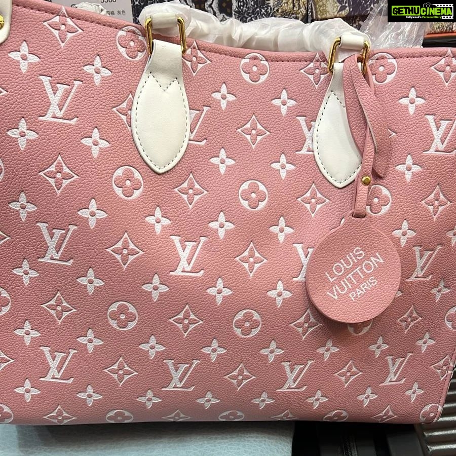 Vanitha Vijayakumar Instagram - Exclusive range of designer wear replica hand bags for less price pre order now🏷 Dm for price & details📩 #vanithavijaykumarstyling #outfitoftheday #outfit #outfits #women #womensfashion #girl #girls #style #styling #stylist #fashion #ootd #picoftheday #pictureoftheday #dress #accessories #makeover #onlineshopping #onlineshop #boutique #boutiqueshopping #boutiquefashion Khader Nawaz Khan Road