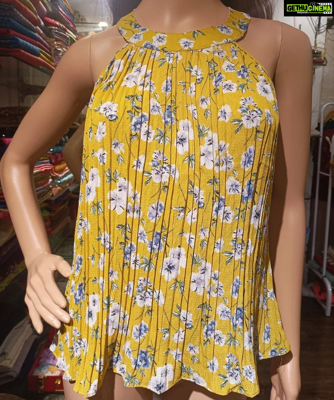 Vanitha Vijayakumar Instagram - Halter mock neck with pintuck pleats added a polished look to this floral printed tops💁🏻♀️ swipe left to see the available colors🎨 Dm for price & details📩 #vanithavijaykumarstyling #outfitoftheday #outfit #outfits #women #womensfashion #girl #girls #style #styling #stylist #fashion #ootd #picoftheday #pictureoftheday #dress #accessories #makeover #onlineshopping #onlineshop #boutique #boutiqueshopping #boutiquefashion Khader Nawaz Khan Road