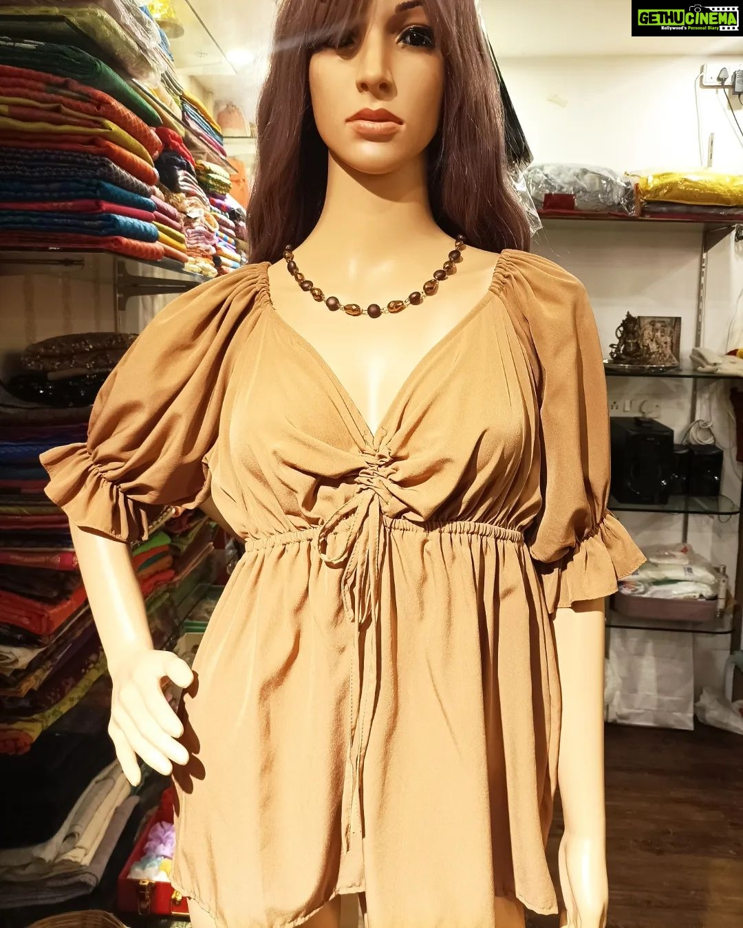 Vanitha Vijayakumar Instagram - Elasticated shoulders & plunging tie knot neckline puff sleeved top🌺 swipe left to see the available colors🎨 Dm for price & details📩 #vanithavijaykumarstyling #outfitoftheday #outfit #outfits #women #womensfashion #girl #girls #style #styling #stylist #fashion #ootd #picoftheday #pictureoftheday #dress #accessories #makeover #onlineshopping #onlineshop #boutique #boutiqueshopping #boutiquefashion Khader Nawaz Khan Road