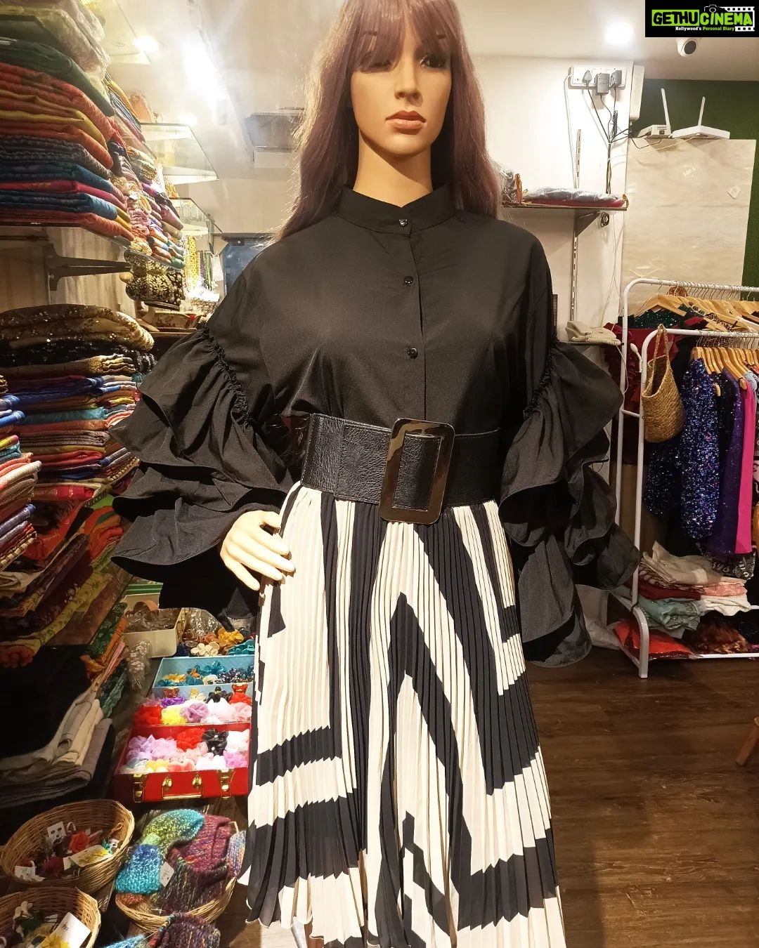 Vanitha Vijayakumar Instagram - Casual stand collar tiered ruffles bell sleeve shirt💜🤍🖤Dm for price & details📩 #vanithavijaykumarstyling #outfitoftheday #outfit #outfits #women #womensfashion #girl #girls #style #styling #stylist #fashion #ootd #picoftheday #pictureoftheday #dress #accessories #makeover #onlineshopping #onlineshop #boutique #boutiqueshopping #boutiquefashion Khader Nawaz Khan Road