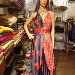 Vanitha Vijayakumar Instagram – Heavy japan satin saree heart print saree draped has maxi ❤🖤💃🏻 Dm for price & details📩 #vanithavijaykumarstyling #outfitoftheday #outfit #outfits #women #womensfashion #girl #girls #style #styling #stylist #fashion #ootd #picoftheday #pictureoftheday #dress #accessories #makeover #onlineshopping #onlineshop #boutique #boutiqueshopping #boutiquefashion Khader Nawaz Khan Road