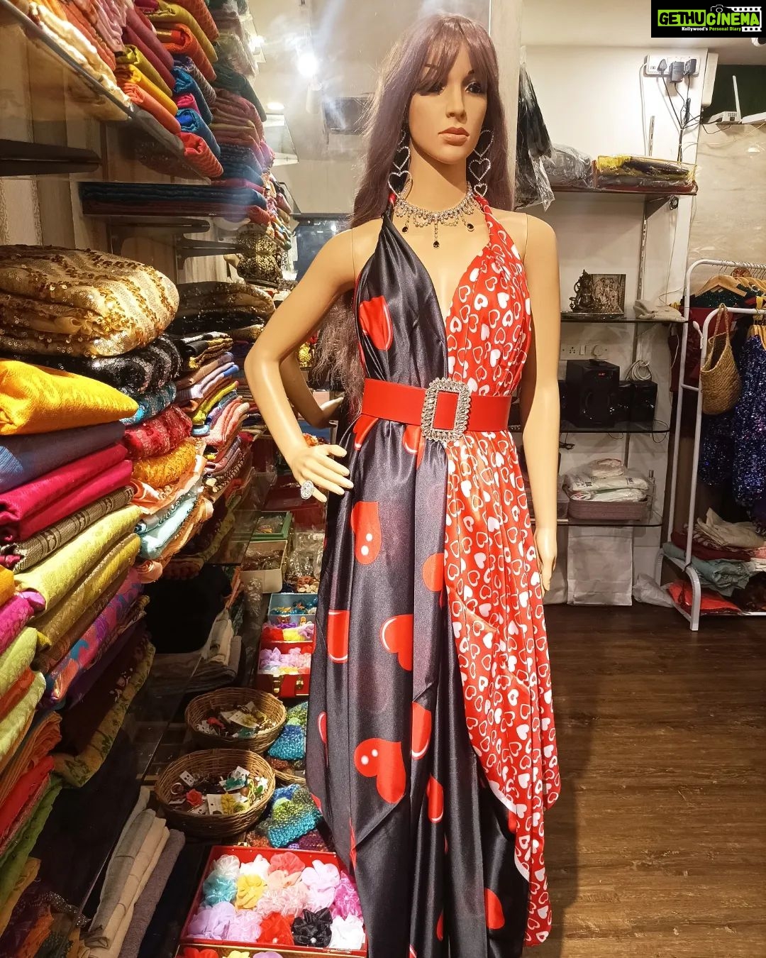 Vanitha Vijayakumar Instagram - Heavy japan satin saree heart print saree draped has maxi ❤🖤💃🏻 Dm for price & details📩 #vanithavijaykumarstyling #outfitoftheday #outfit #outfits #women #womensfashion #girl #girls #style #styling #stylist #fashion #ootd #picoftheday #pictureoftheday #dress #accessories #makeover #onlineshopping #onlineshop #boutique #boutiqueshopping #boutiquefashion Khader Nawaz Khan Road