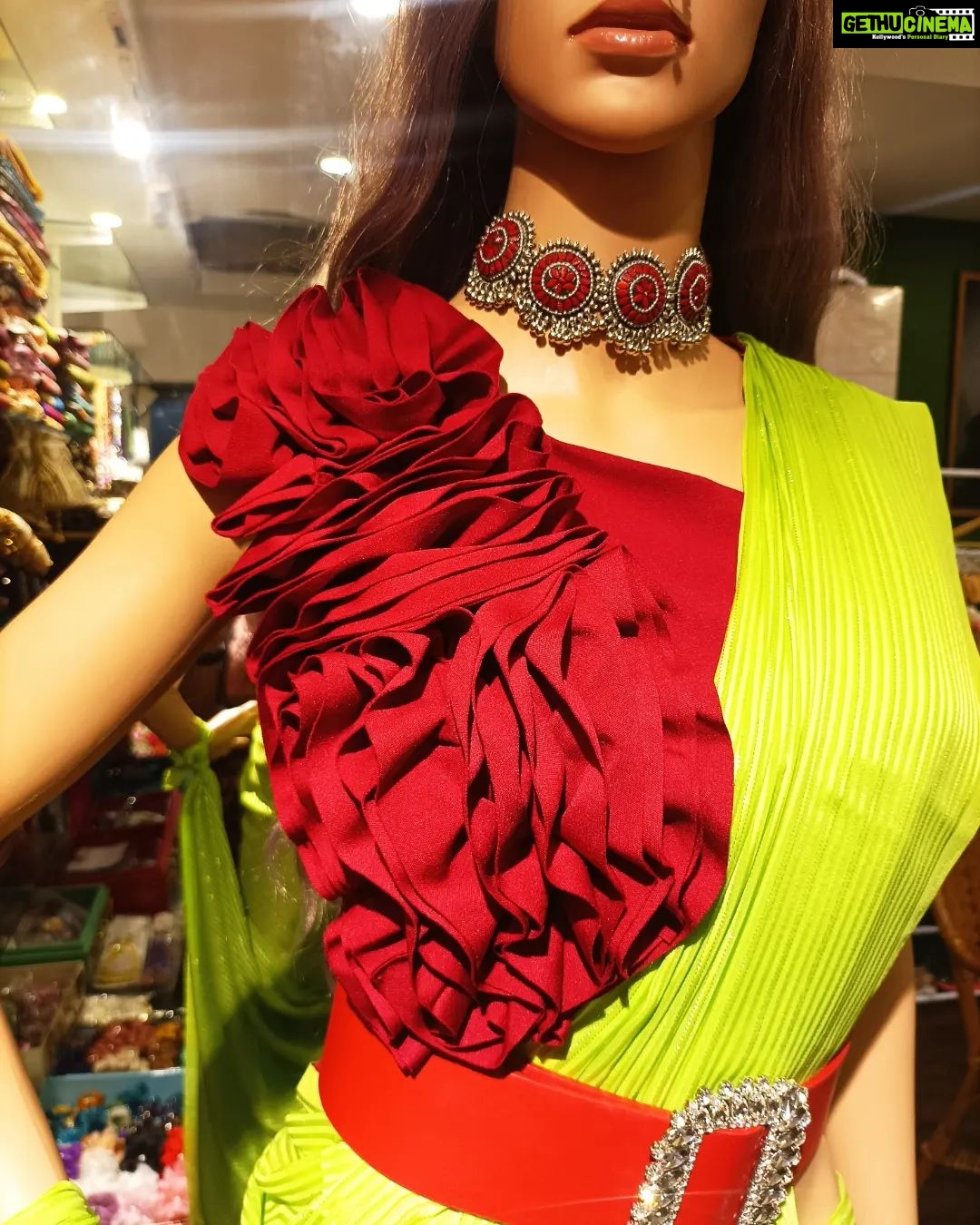 Vanitha Vijayakumar Instagram - Ruffle exaggerated rose petal like sleeve blouse paired with contrast saree which was draped in dhoti style🌹 #vanithavijaykumarstyling #vanithavijaykumarstudios #outfitoftheday #outfit #outfits #women #womensfashion #girl #girls #style #styling #stylist #fashion #ootd #picoftheday #pictureoftheday #dress #accessories #makeover #onlineshopping #onlineshop #boutique #boutiqueshopping #boutiquefashion Khader Nawaz Khan Road