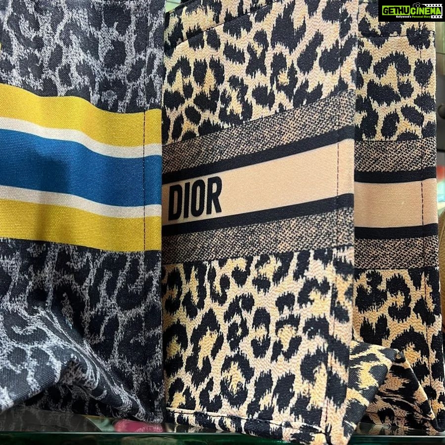 Vanitha Vijayakumar Instagram - Exclusive range of designer wear replica hand bags for less price pre order now🏷 Dm for price & details📩 #vanithavijaykumarstyling #outfitoftheday #outfit #outfits #women #womensfashion #girl #girls #style #styling #stylist #fashion #ootd #picoftheday #pictureoftheday #dress #accessories #makeover #onlineshopping #onlineshop #boutique #boutiqueshopping #boutiquefashion Khader Nawaz Khan Road