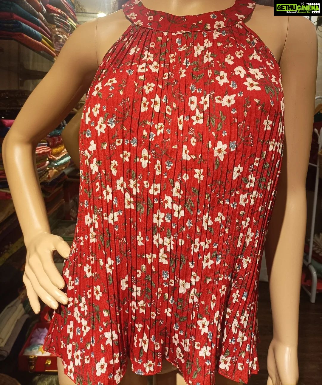 Vanitha Vijayakumar Instagram - Halter mock neck with pintuck pleats added a polished look to this floral printed tops💁🏻♀️ swipe left to see the available colors🎨 Dm for price & details📩 #vanithavijaykumarstyling #outfitoftheday #outfit #outfits #women #womensfashion #girl #girls #style #styling #stylist #fashion #ootd #picoftheday #pictureoftheday #dress #accessories #makeover #onlineshopping #onlineshop #boutique #boutiqueshopping #boutiquefashion Khader Nawaz Khan Road