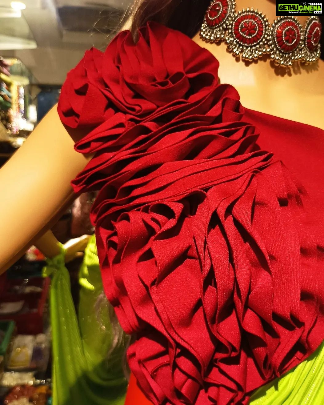 Vanitha Vijayakumar Instagram - Ruffle exaggerated rose petal like sleeve blouse paired with contrast saree which was draped in dhoti style🌹 #vanithavijaykumarstyling #vanithavijaykumarstudios #outfitoftheday #outfit #outfits #women #womensfashion #girl #girls #style #styling #stylist #fashion #ootd #picoftheday #pictureoftheday #dress #accessories #makeover #onlineshopping #onlineshop #boutique #boutiqueshopping #boutiquefashion Khader Nawaz Khan Road