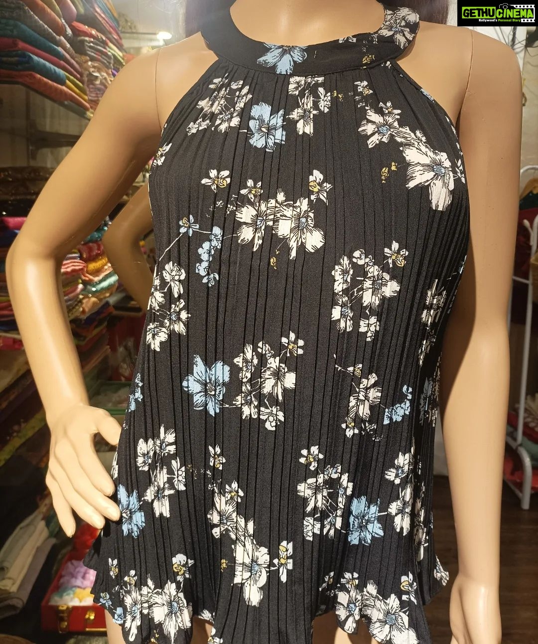 Vanitha Vijayakumar Instagram - Halter mock neck with pintuck pleats added a polished look to this floral printed tops💁🏻♀️ swipe left to see the available colors🎨 Dm for price & details📩 #vanithavijaykumarstyling #outfitoftheday #outfit #outfits #women #womensfashion #girl #girls #style #styling #stylist #fashion #ootd #picoftheday #pictureoftheday #dress #accessories #makeover #onlineshopping #onlineshop #boutique #boutiqueshopping #boutiquefashion Khader Nawaz Khan Road