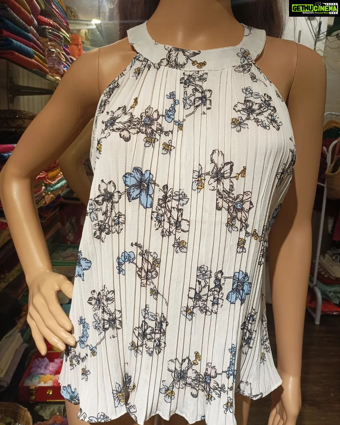 Vanitha Vijayakumar Instagram - Halter mock neck with pintuck pleats added a polished look to this floral printed tops💁🏻♀️ swipe left to see the available colors🎨 Dm for price & details📩 #vanithavijaykumarstyling #outfitoftheday #outfit #outfits #women #womensfashion #girl #girls #style #styling #stylist #fashion #ootd #picoftheday #pictureoftheday #dress #accessories #makeover #onlineshopping #onlineshop #boutique #boutiqueshopping #boutiquefashion Khader Nawaz Khan Road