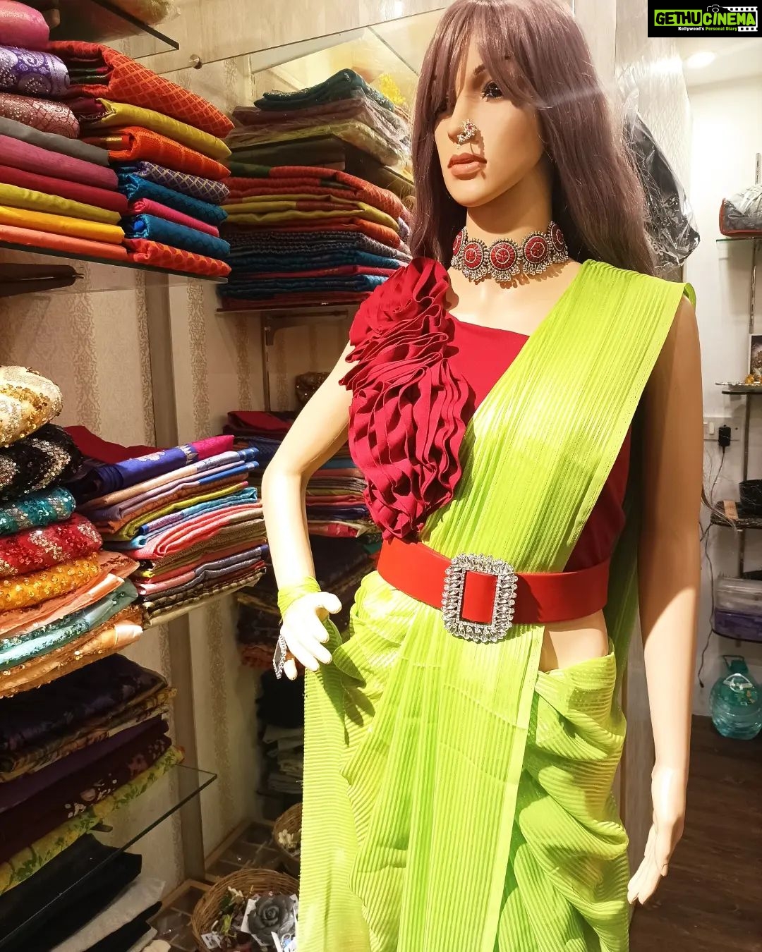 Vanitha Vijayakumar Instagram - Ruffle exaggerated rose petal like sleeve blouse paired with contrast saree which was draped in dhoti style🌹 #vanithavijaykumarstyling #vanithavijaykumarstudios #outfitoftheday #outfit #outfits #women #womensfashion #girl #girls #style #styling #stylist #fashion #ootd #picoftheday #pictureoftheday #dress #accessories #makeover #onlineshopping #onlineshop #boutique #boutiqueshopping #boutiquefashion Khader Nawaz Khan Road