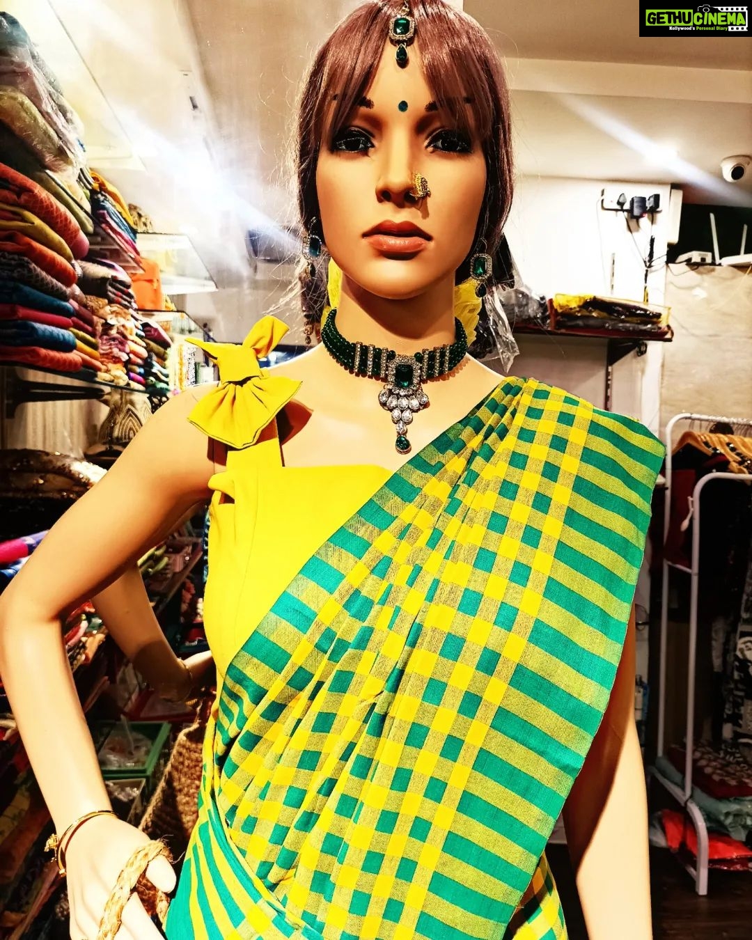 Vanitha Vijayakumar Instagram - Evergreen soft silk checked saree draped in kandangi style🍋 🥻Trendy & demanding saree... 🥻lite weight saree... 🥻low budget saree yet gives you classy look.. Grab yours soon🛍 Dm for price & details📩 #vanithavijaykumarstyling #outfitoftheday #outfit #outfits #women #womensfashion #girl #girls #style #styling #stylist #fashion #ootd #picoftheday #pictureoftheday #dress #accessories #makeover #onlineshopping #onlineshop #boutique #boutiqueshopping #boutiquefashion Khader Nawaz Khan Road