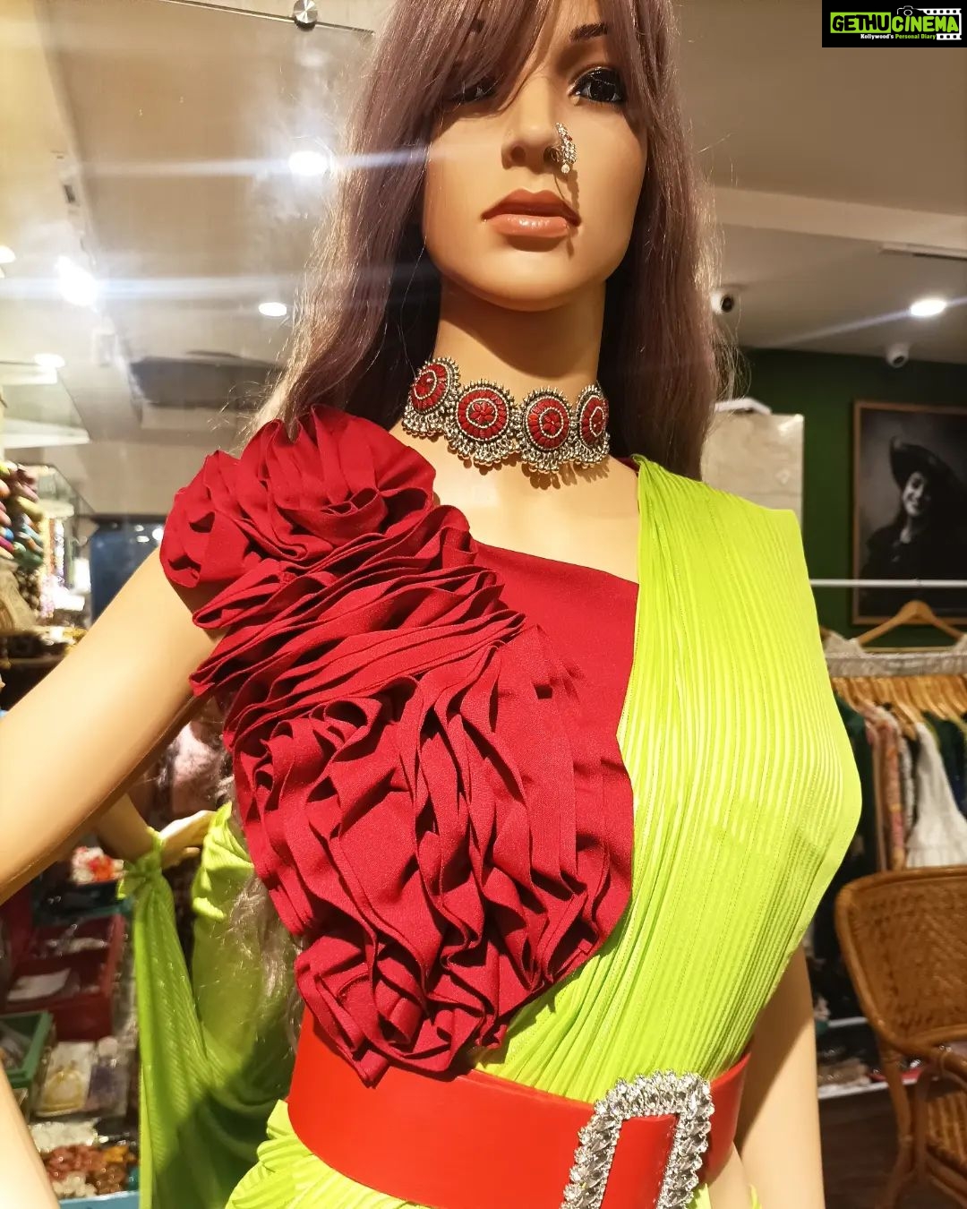 Vanitha Vijayakumar Instagram - Ruffle exaggerated rose petal like sleeve blouse paired with contrast saree which was draped in dhoti style🌹 #vanithavijaykumarstyling #vanithavijaykumarstudios #outfitoftheday #outfit #outfits #women #womensfashion #girl #girls #style #styling #stylist #fashion #ootd #picoftheday #pictureoftheday #dress #accessories #makeover #onlineshopping #onlineshop #boutique #boutiqueshopping #boutiquefashion Khader Nawaz Khan Road