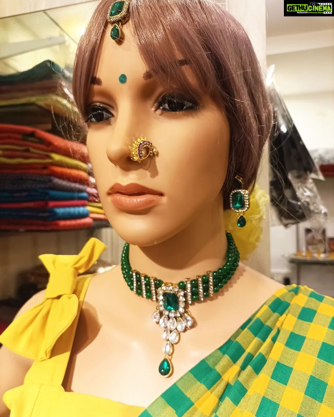 Vanitha Vijayakumar Instagram - Evergreen soft silk checked saree draped in kandangi style🍋 🥻Trendy & demanding saree... 🥻lite weight saree... 🥻low budget saree yet gives you classy look.. Grab yours soon🛍 Dm for price & details📩 #vanithavijaykumarstyling #outfitoftheday #outfit #outfits #women #womensfashion #girl #girls #style #styling #stylist #fashion #ootd #picoftheday #pictureoftheday #dress #accessories #makeover #onlineshopping #onlineshop #boutique #boutiqueshopping #boutiquefashion Khader Nawaz Khan Road