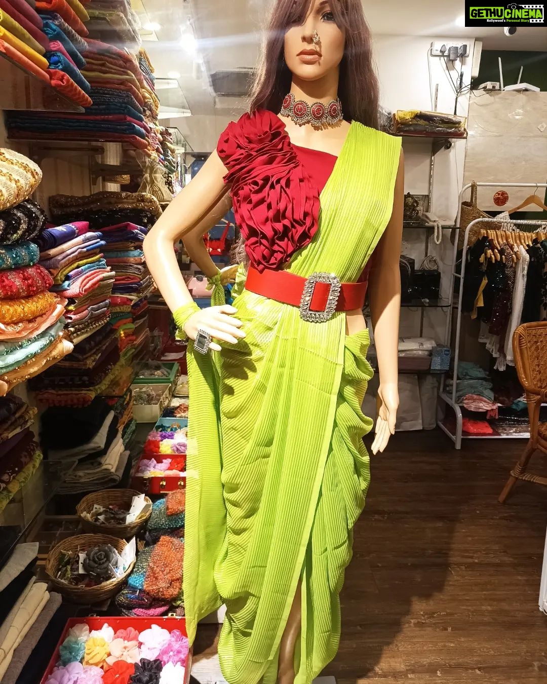 Vanitha Vijayakumar Instagram - Ruffle exaggerated rose petal like sleeve blouse paired with contrast saree which was draped in dhoti style🌹 #vanithavijaykumarstyling #vanithavijaykumarstudios #outfitoftheday #outfit #outfits #women #womensfashion #girl #girls #style #styling #stylist #fashion #ootd #picoftheday #pictureoftheday #dress #accessories #makeover #onlineshopping #onlineshop #boutique #boutiqueshopping #boutiquefashion Khader Nawaz Khan Road