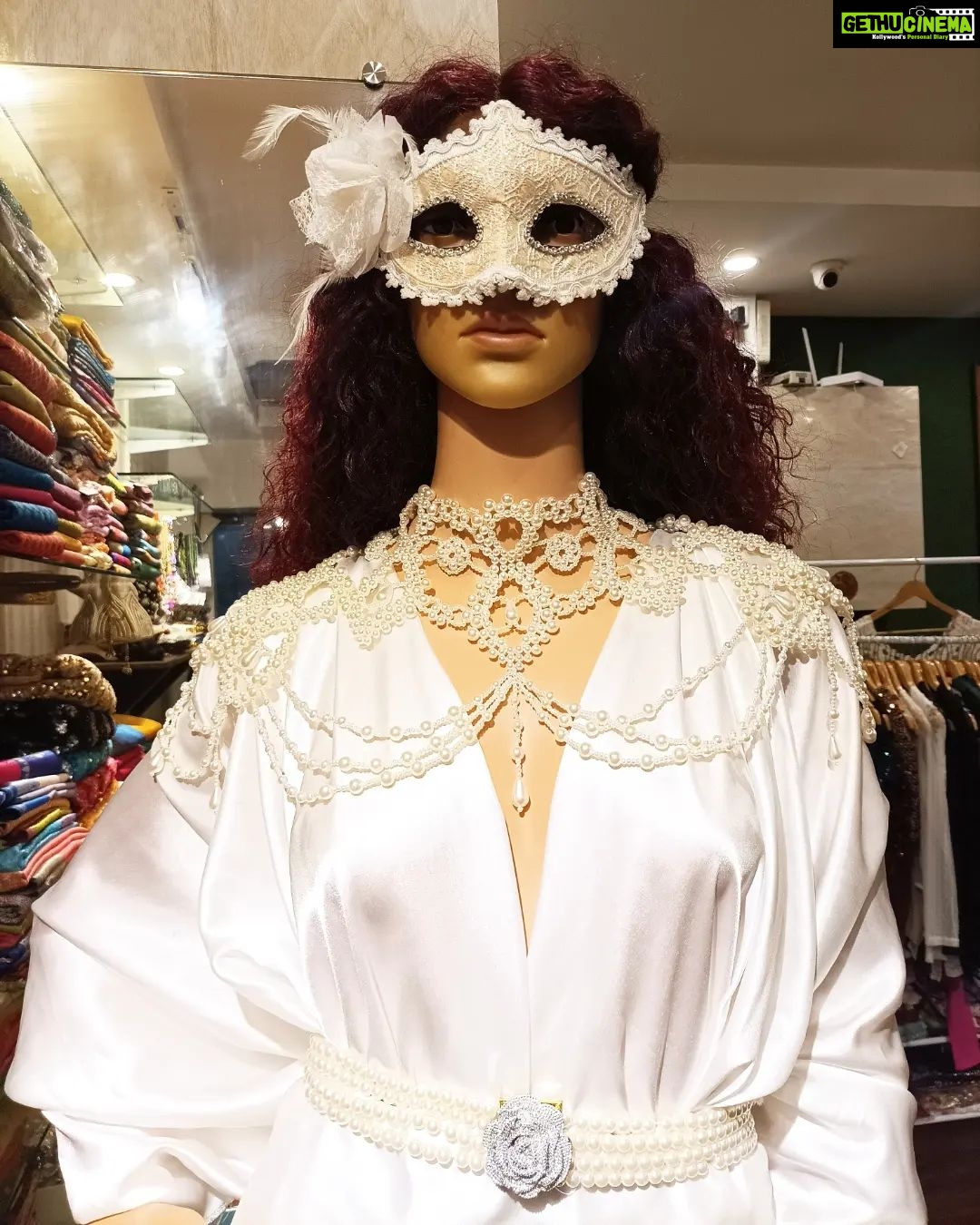 Vanitha Vijayakumar Instagram - ⚪ This pearle grandeur cape neck piece accessory will compliment your wedding dress👰♀️ ⚪ This kind of unique necklace for the shoulders can fit any sleeveless wedding dress. ⚪ Vintage inspired shoulder necklace is completely comfortable, functional & wearable. ⚪ A lovely addition to any wedding gown. ⚪ This pearl cape will make u feel like a queen in appearance it's all u need to make the ultimate statement. Dm for price & details 📩 #vanithavijaykumarstyling #outfitoftheday #outfit #outfits #women #womensfashion #girl #girls #style #styling #stylist #fashion #ootd #picoftheday #pictureoftheday #dress #accessories #makeover #onlineshopping #onlineshop #boutique #boutiqueshopping #boutiquefashion Khader Nawaz Khan Road