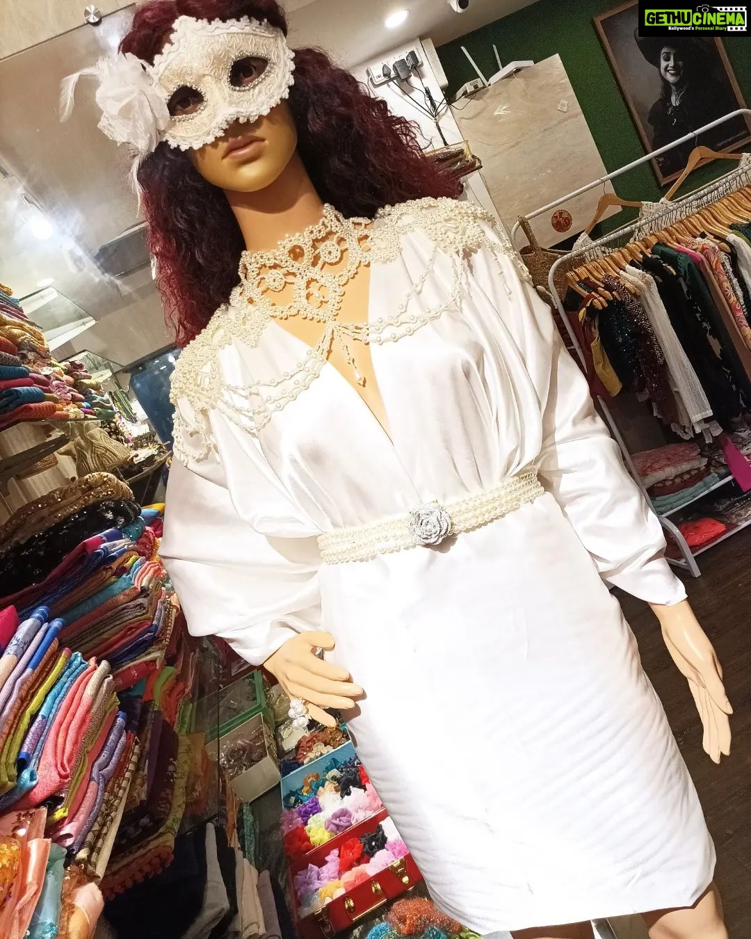 Vanitha Vijayakumar Instagram - ⚪ This pearle grandeur cape neck piece accessory will compliment your wedding dress👰♀️ ⚪ This kind of unique necklace for the shoulders can fit any sleeveless wedding dress. ⚪ Vintage inspired shoulder necklace is completely comfortable, functional & wearable. ⚪ A lovely addition to any wedding gown. ⚪ This pearl cape will make u feel like a queen in appearance it's all u need to make the ultimate statement. Dm for price & details 📩 #vanithavijaykumarstyling #outfitoftheday #outfit #outfits #women #womensfashion #girl #girls #style #styling #stylist #fashion #ootd #picoftheday #pictureoftheday #dress #accessories #makeover #onlineshopping #onlineshop #boutique #boutiqueshopping #boutiquefashion Khader Nawaz Khan Road
