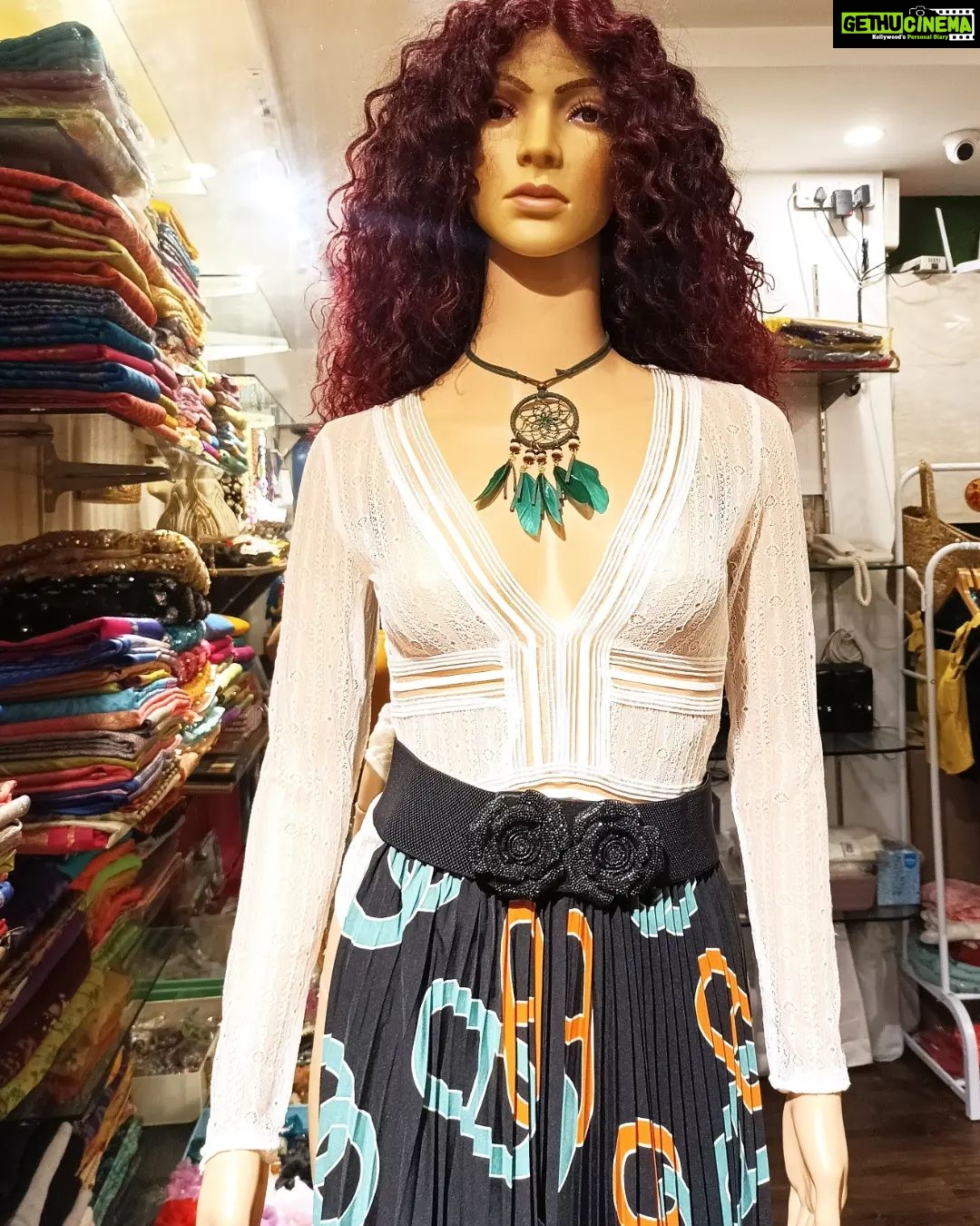 Vanitha Vijayakumar Instagram - ✴️ Bodysuit top helps u to accentuate the curves and looks great on ur figure... ✴️A bodysuit is normally tucked inside & u can wear it with mini skirts, high waisted palazzo pants, even u can wear it with ur sarees too... ✴️Bodysuits can hug your curves as the perfect foundation and on the top so u can pair with any bottoms u want... #vanithavijaykumarstyling #outfitoftheday #outfit #outfits #women #womensfashion #girl #girls #style #styling #stylist #fashion #ootd #picoftheday #pictureoftheday #dress #accessories #makeover #onlineshopping #onlineshop #boutique #boutiqueshopping #boutiquefashion Khader Nawaz Khan Road