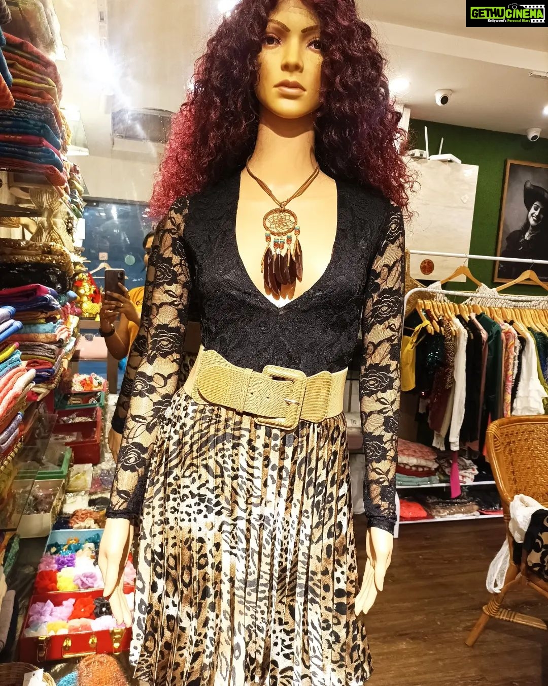 Vanitha Vijayakumar Instagram - ✴️ Bodysuit top helps u to accentuate the curves and looks great on ur figure... ✴️A bodysuit is normally tucked inside & u can wear it with mini skirts, high waisted palazzo pants, even u can wear it with ur sarees too... ✴️Bodysuits can hug your curves as the perfect foundation and on the top so u can pair with any bottoms u want... #vanithavijaykumarstyling #outfitoftheday #outfit #outfits #women #womensfashion #girl #girls #style #styling #stylist #fashion #ootd #picoftheday #pictureoftheday #dress #accessories #makeover #onlineshopping #onlineshop #boutique #boutiqueshopping #boutiquefashion Khader Nawaz Khan Road