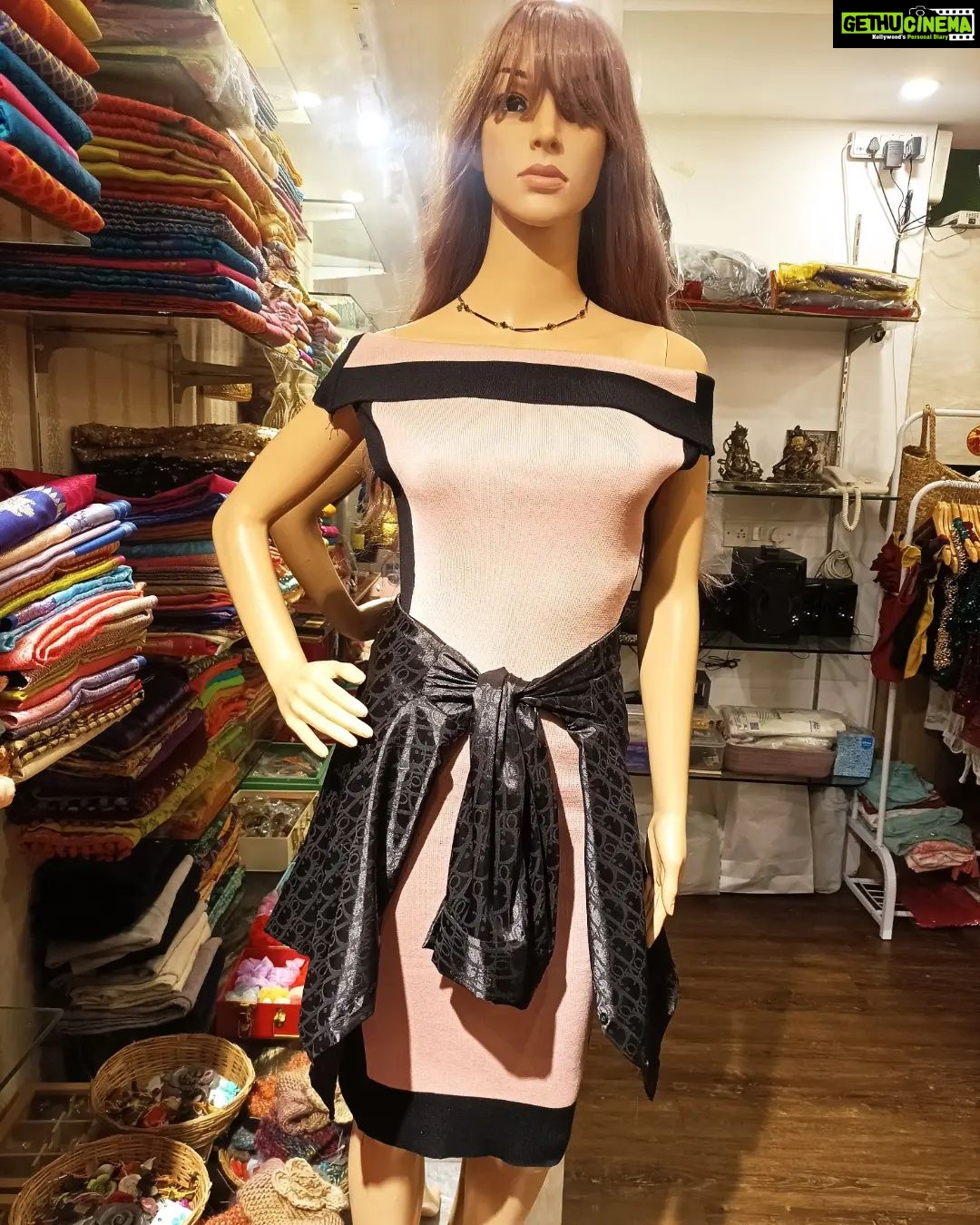 Vanitha Vijayakumar Instagram - Off shoulder fold over bodycon dress with contrast taping👯 #vanithavijaykumarstyling #vanithavijaykumarstudios #outfitoftheday #outfit #outfits #women #womensfashion #girl #girls #style #styling #stylist #fashion #ootd #picoftheday #pictureoftheday #dress #accessories #makeover #onlineshopping #onlineshop #boutique #boutiqueshopping #boutiquefashion #sequins Khader Nawaz Khan Road