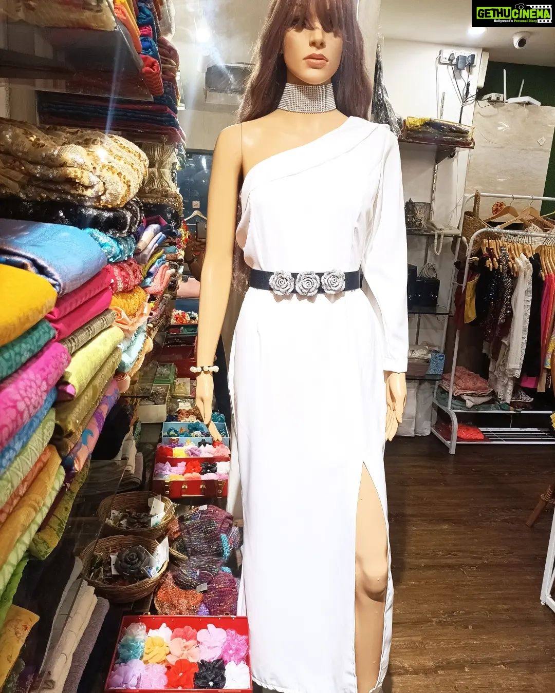 Vanitha Vijayakumar Instagram - One shoulder princess line trumpet gown with a chic slit is perfect for dancing the night away๐๐ปBuy this gown in just 999/-๐๐ปโโ๏ธ Offer is going on hurry up ladies๐๐ #vanithavijaykumarstyling #outfitoftheday #outfit #outfits #women #womensfashion #girl #girls #style #styling #stylist #fashion #ootd #picoftheday #pictureoftheday #dress #accessories #makeover #onlineshopping #onlineshop #boutique #boutiqueshopping #boutiquefashion Khader Nawaz Khan Road