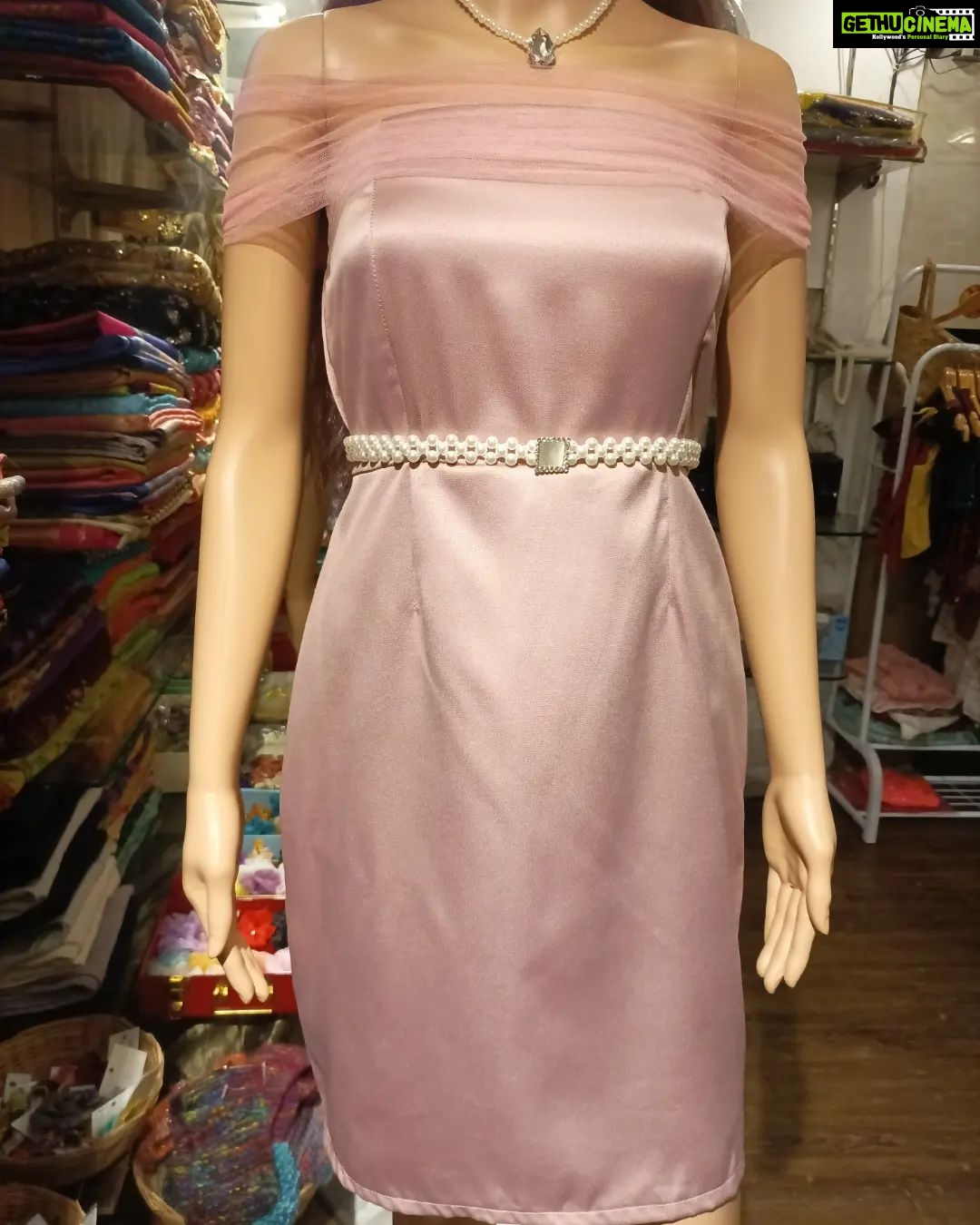 Vanitha Vijayakumar Instagram - Netted off shoulder self design cocktail dress💃🏻 Make it your moment to shine in this lavishly cocktail dress 💫 swipe left to see the available colors🎨🤳 #vanithavijaykumarstyling #outfitoftheday #outfit #outfits #women #womensfashion #girl #girls #style #styling #stylist #fashion #ootd #picoftheday #pictureoftheday #dress #accessories #makeover #onlineshopping #onlineshop #boutique #boutiqueshopping #boutiquefashion Khader Nawaz Khan Road