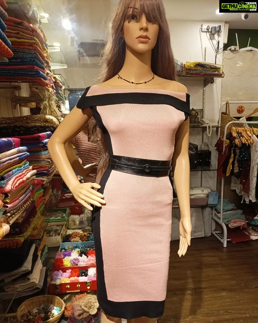 Vanitha Vijayakumar Instagram - Off shoulder fold over bodycon dress with contrast taping👯 #vanithavijaykumarstyling #vanithavijaykumarstudios #outfitoftheday #outfit #outfits #women #womensfashion #girl #girls #style #styling #stylist #fashion #ootd #picoftheday #pictureoftheday #dress #accessories #makeover #onlineshopping #onlineshop #boutique #boutiqueshopping #boutiquefashion #sequins Khader Nawaz Khan Road