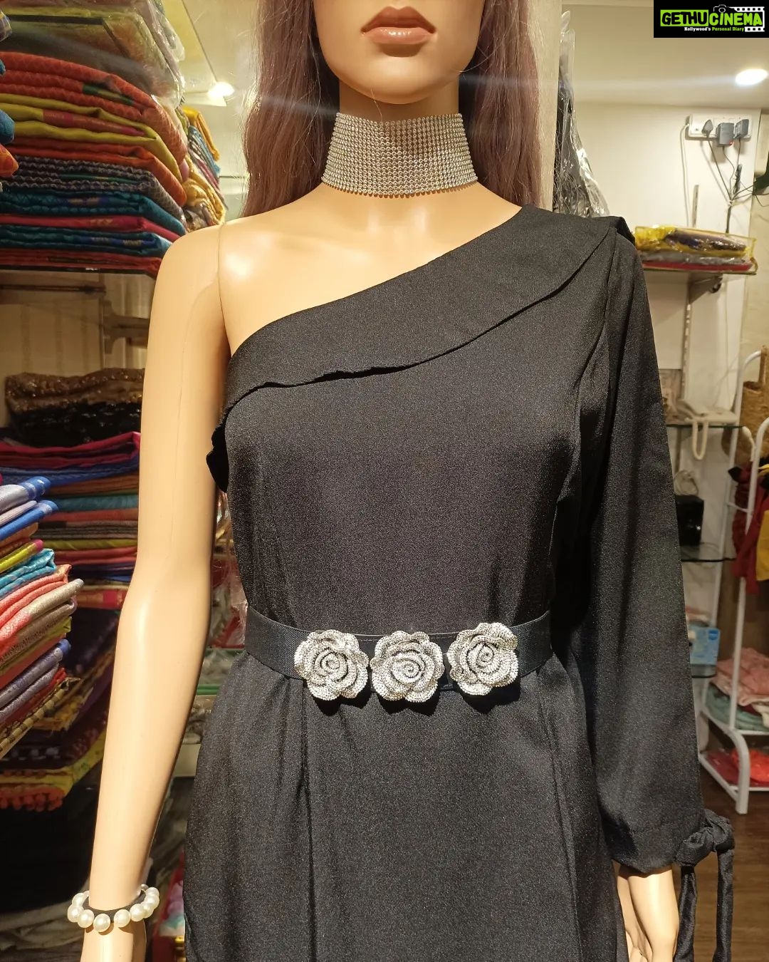 Vanitha Vijayakumar Instagram - One shoulder princess line trumpet gown with a chic slit is perfect for dancing the night away๐๐ปBuy this gown in just 999/-๐๐ปโโ๏ธ Offer is going on hurry up ladies๐๐ #vanithavijaykumarstyling #outfitoftheday #outfit #outfits #women #womensfashion #girl #girls #style #styling #stylist #fashion #ootd #picoftheday #pictureoftheday #dress #accessories #makeover #onlineshopping #onlineshop #boutique #boutiqueshopping #boutiquefashion Khader Nawaz Khan Road