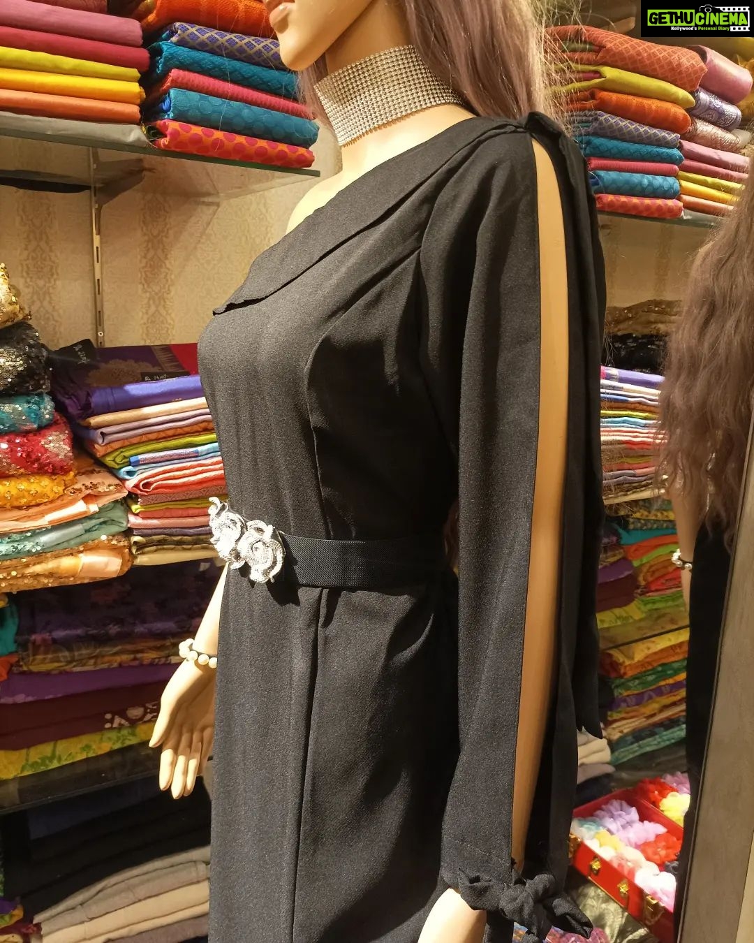 Vanitha Vijayakumar Instagram - One shoulder princess line trumpet gown with a chic slit is perfect for dancing the night away๐๐ปBuy this gown in just 999/-๐๐ปโโ๏ธ Offer is going on hurry up ladies๐๐ #vanithavijaykumarstyling #outfitoftheday #outfit #outfits #women #womensfashion #girl #girls #style #styling #stylist #fashion #ootd #picoftheday #pictureoftheday #dress #accessories #makeover #onlineshopping #onlineshop #boutique #boutiqueshopping #boutiquefashion Khader Nawaz Khan Road