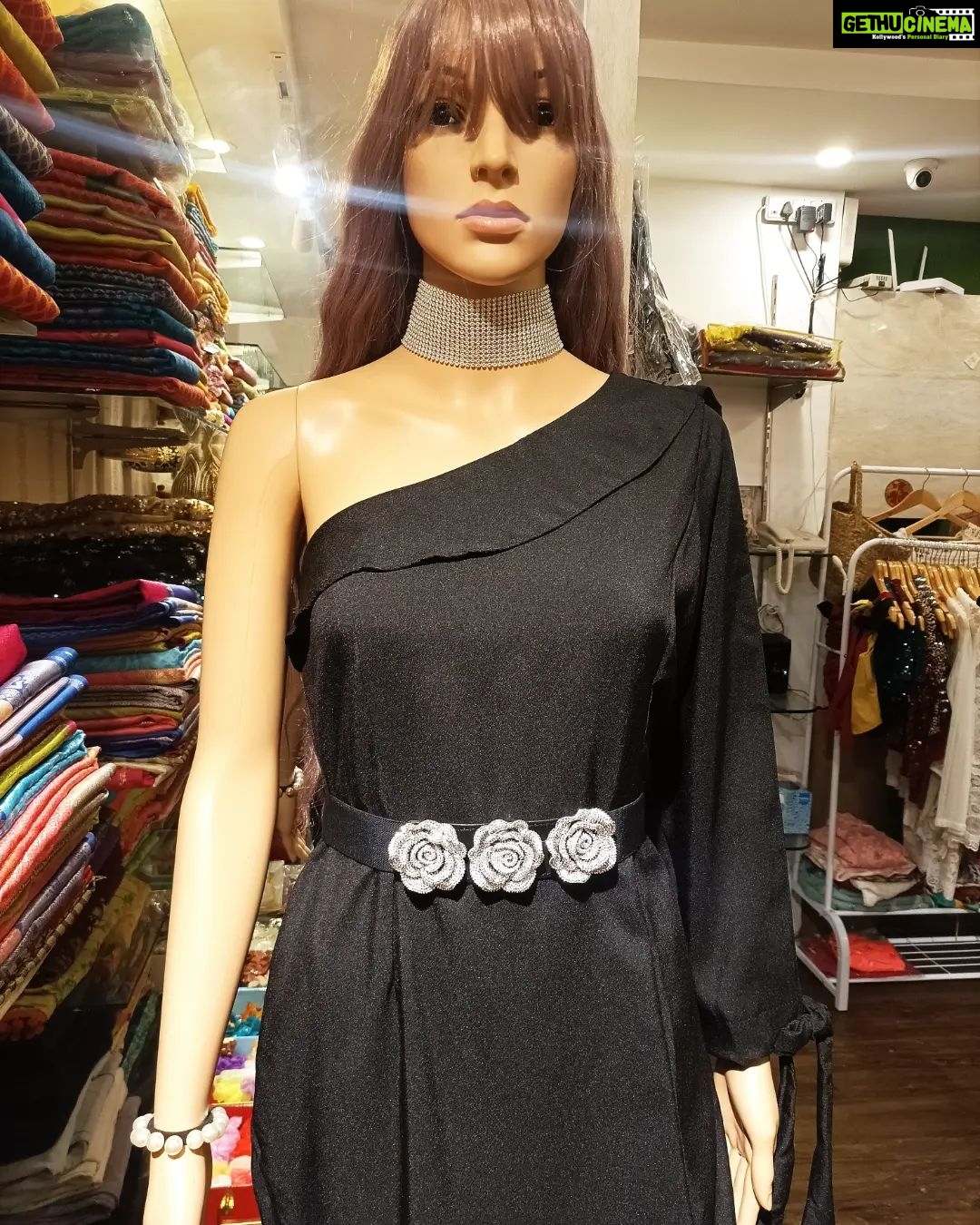 Vanitha Vijayakumar Instagram - One shoulder princess line trumpet gown with a chic slit is perfect for dancing the night away๐๐ปBuy this gown in just 999/-๐๐ปโโ๏ธ Offer is going on hurry up ladies๐๐ #vanithavijaykumarstyling #outfitoftheday #outfit #outfits #women #womensfashion #girl #girls #style #styling #stylist #fashion #ootd #picoftheday #pictureoftheday #dress #accessories #makeover #onlineshopping #onlineshop #boutique #boutiqueshopping #boutiquefashion Khader Nawaz Khan Road