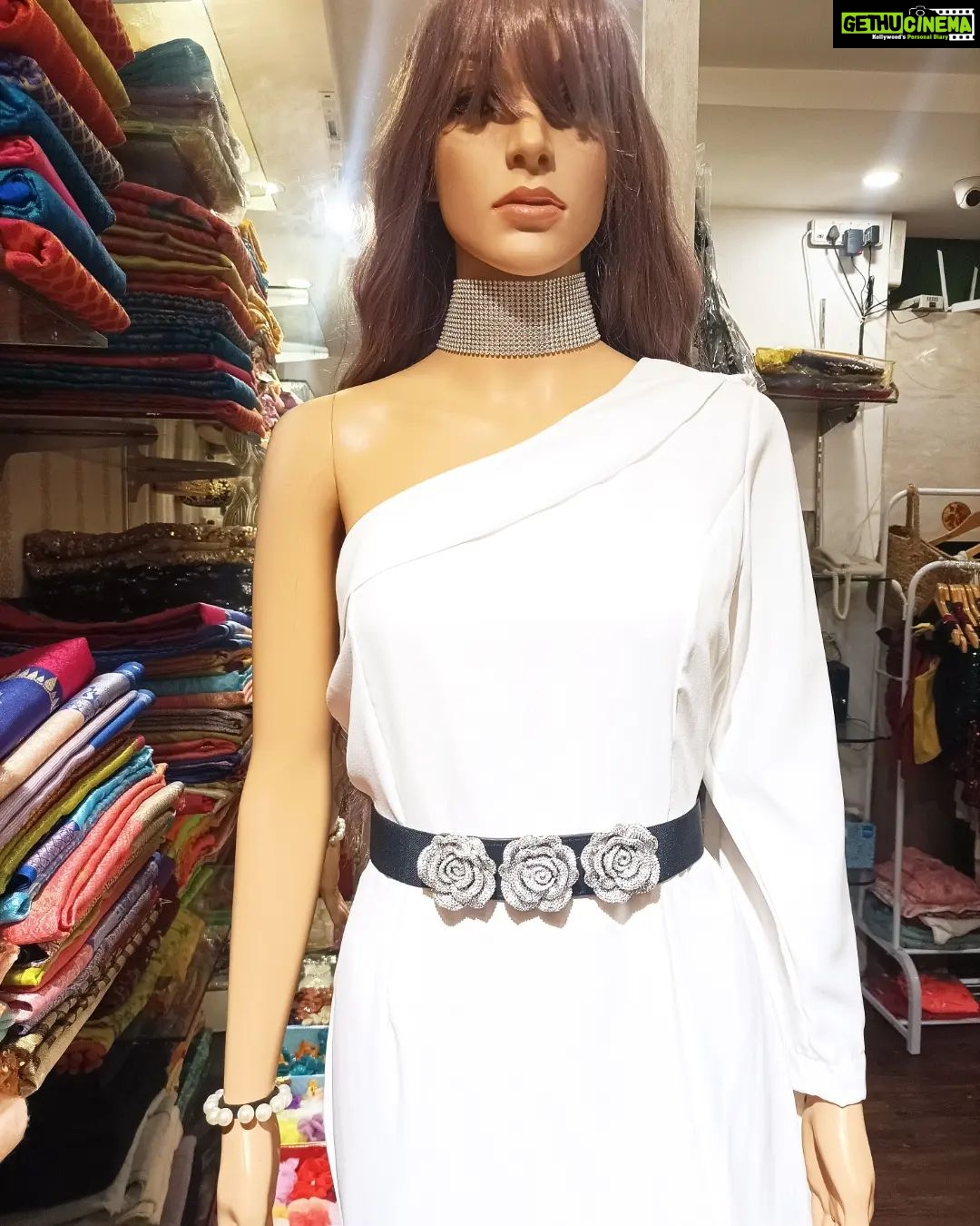 Vanitha Vijayakumar Instagram - One shoulder princess line trumpet gown with a chic slit is perfect for dancing the night away๐๐ปBuy this gown in just 999/-๐๐ปโโ๏ธ Offer is going on hurry up ladies๐๐ #vanithavijaykumarstyling #outfitoftheday #outfit #outfits #women #womensfashion #girl #girls #style #styling #stylist #fashion #ootd #picoftheday #pictureoftheday #dress #accessories #makeover #onlineshopping #onlineshop #boutique #boutiqueshopping #boutiquefashion Khader Nawaz Khan Road