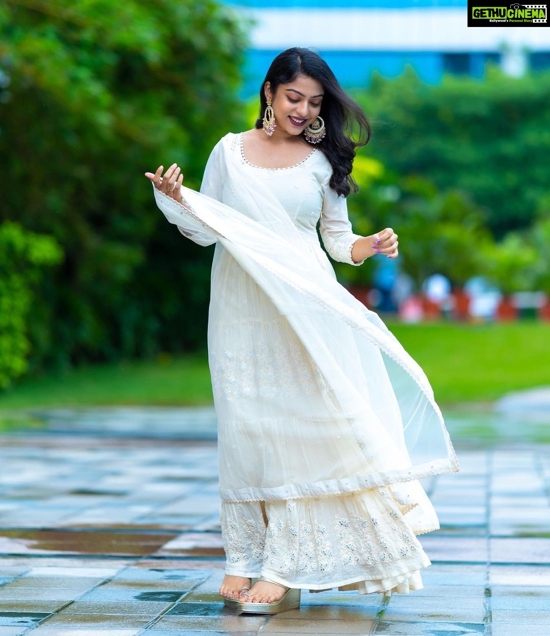 Varsha Bollamma Instagram - Styled by @officialanahita Outfit: @preevindesigns Footwear: @septembershoes Pic: @charannpallatiphotography