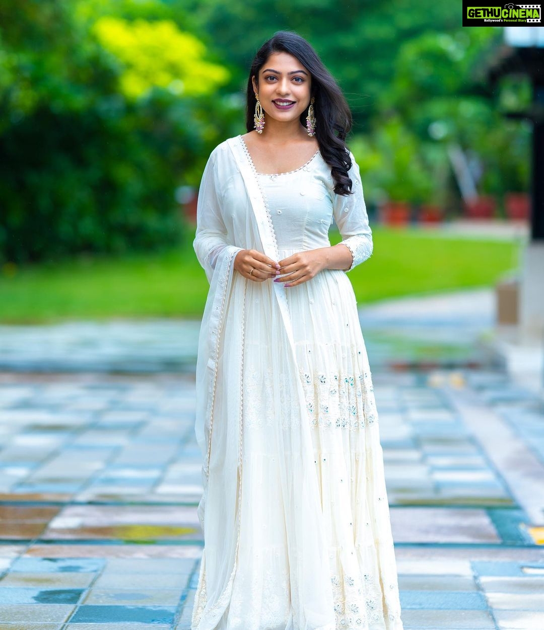 Varsha Bollamma Instagram - Styled by @officialanahita Outfit: @preevindesigns Footwear: @septembershoes Pic: @charannpallatiphotography