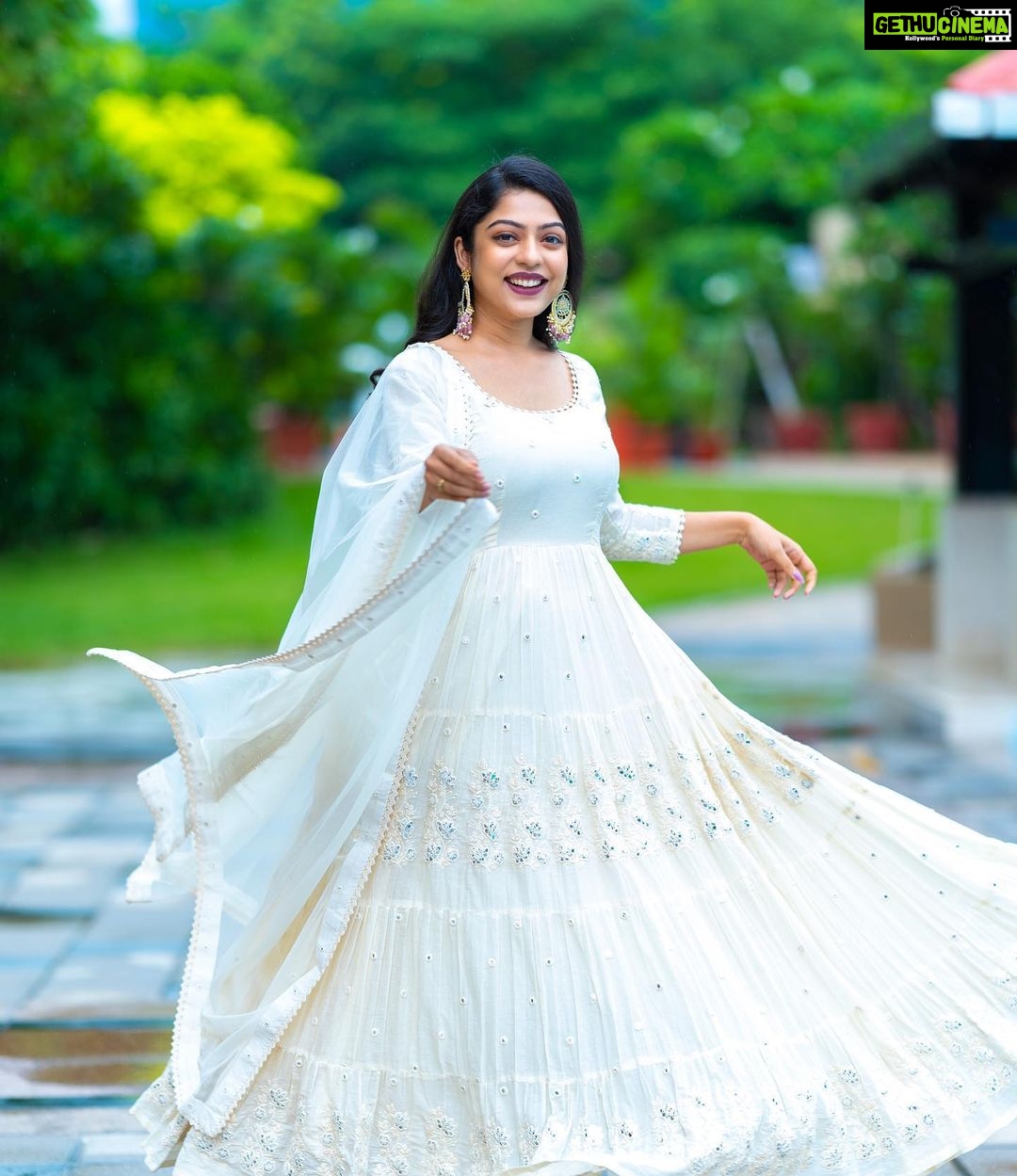Varsha Bollamma Instagram - Styled by @officialanahita Outfit: @preevindesigns Footwear: @septembershoes Pic: @charannpallatiphotography