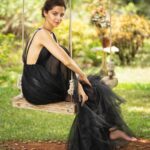 Vedhika Instagram - 🕷🖤 Rarely in black & rarely contoured 📸 #AbhaySingh Hmu @eltonjfernandez @divyakdsouza @poojagulabani @krishnakami