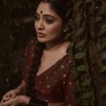 Veena Nandhakumar Instagram - Photography @vaffara_ Styling @asaniya_nazrin MUA @unnips Saree @mloft_by_joeljacobmathew Post Production : @vysakretouch_ Associate : @rjrej Make up asst @afsal_.3578