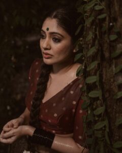 Veena Nandhakumar Instagram - Photography @vaffara_ 

Styling @asaniya_nazrin 

MUA @unnips 

Saree @mloft_by_joeljacobmathew 

Post Production : @vysakretouch_

Associate : @rjrej

Make up asst @afsal_.3578