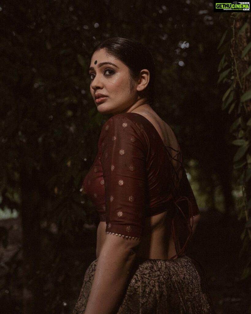 Veena Nandhakumar Instagram - Photography @vaffara_ Stylist @asaniya_nazrin MUA @unnips Saree @mloft_by_joeljacobmathew Post Production : @vysakretouch_ Associate : @rjrej Make up asst @afsal_.3578