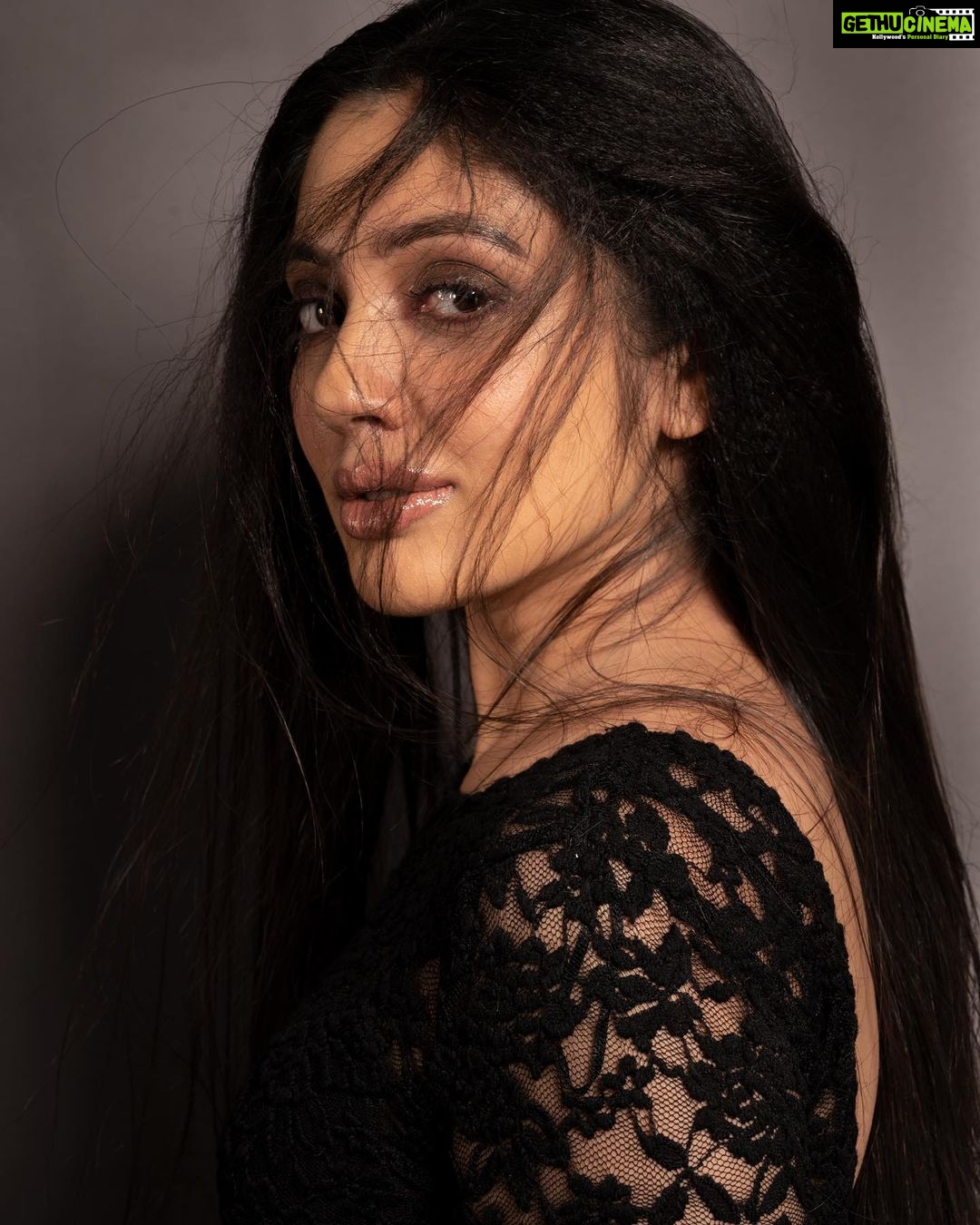 Veena Nandhakumar Instagram - Blacking Black ♠️♣️ Photography @jibinartist @plan.b.actions Stylist @joe_elize_joy Makeup @ashna_aash_ Styling asst @sanliya_sabu Studio & PR @maxxocreative @studio_maxxo Photography asst @dayonphotos Lights @robzcon @__________24_lights___________ Thanks @joseph_yesudas @kishoregraavity