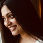 Veena Nandhakumar Instagram - Such a privilege to get clicked by the legend Mammooka.🙏🏻 Treasured ❤ Swipe to see the capture 📸 @mammootty #bheeshmaparvam