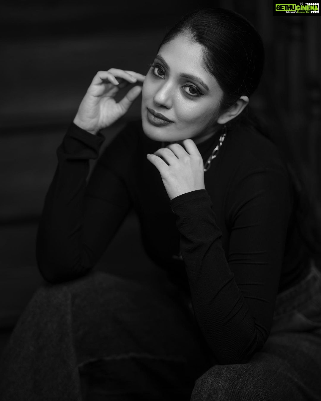Veena Nandhakumar Instagram - Photography @sanojkumar123 Agency @maxxocreative Makeup @alagne_signature Stylist @stylefilesbyzoya__joy Assisted @liyalionel Location @oldharbourhotel Old Harbour Hotel, Kochi, India